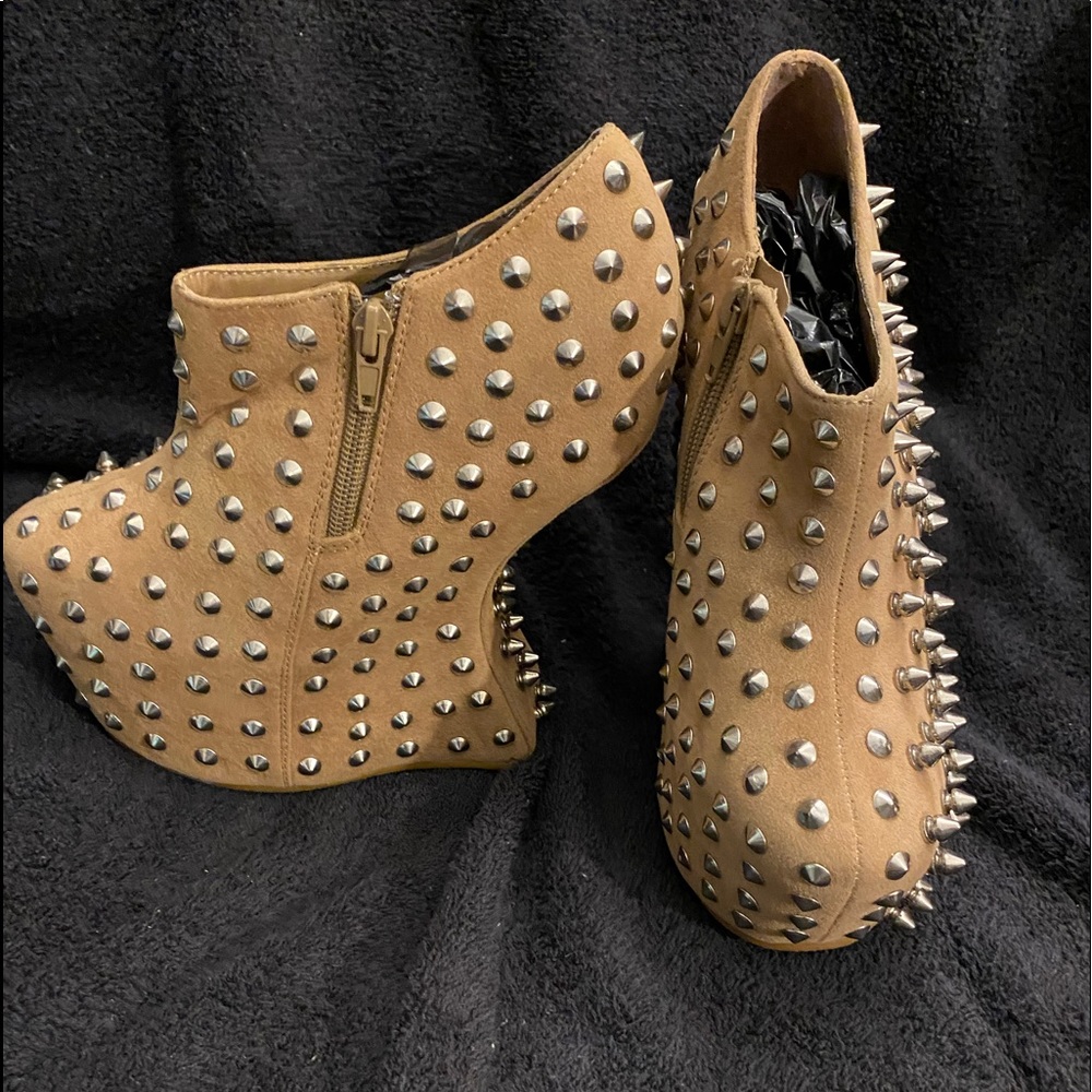 Pair of females Spiked shoes manufacture is vintage size 6.5
